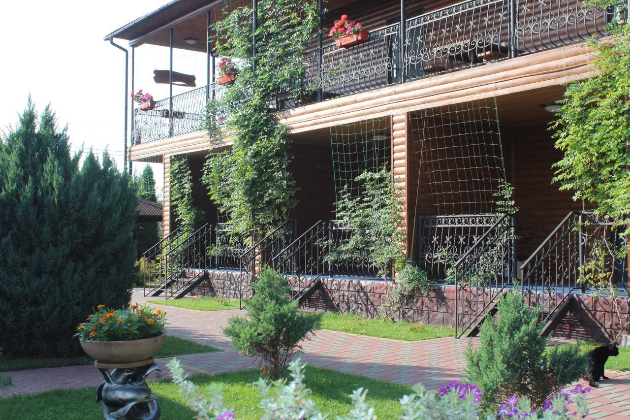 Hotel-Complex Mizh Triokh Ozer Sviteaz Exterior foto